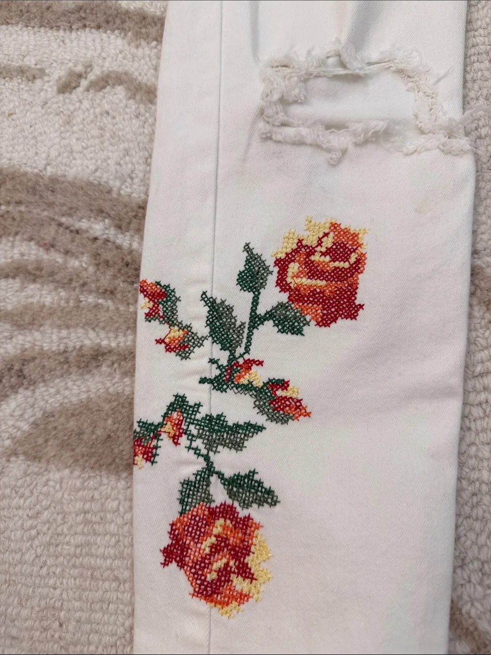 Topshop Jamie Embroidered White Women’s Slim Jeans with Red Rose Detail - Picture 3 of 5